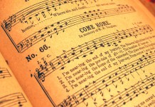 ¿Por qué deberíamos seguir usando himnos en los servicios de adoración?