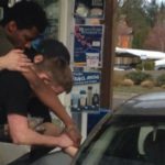 Fotografia conmueve al mundo: Empleados Cristianos oran por un Cliente