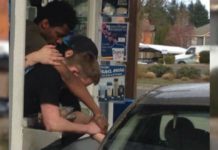 Fotografia conmueve al mundo: Empleados Cristianos oran por un Cliente