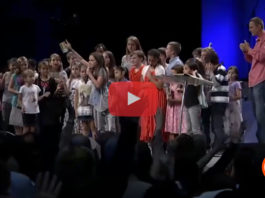 Como lo Profetizó Joel: El Poder de Dios cae y se manifiesta sobre esta Niña