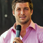 Estrella del Futbol Americano Predica el Evangelio y Trabaja para Cristo