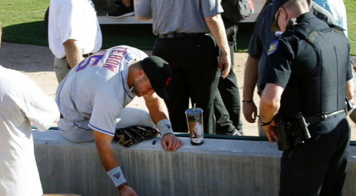 Tim Tebow ora a Hombre Inconsciente y Recobra Vida (VIDEO)