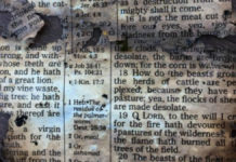 Hombre encuentra pagina de la biblia en restos de incendio y se convierte a Cristo