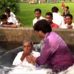 Bautismo multitudinario de hombres y mujeres conmociona Pakistán.- VIDEO