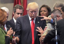 Donald Trump es acompañado por un equipo de intercesores en su gobierno