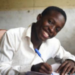 Joven africano huérfano conoce la mano de Dios y testifica