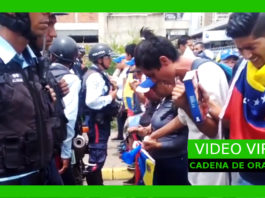 Cordón de Oración frente a policias estremece en las redes sociales.- Venezuela