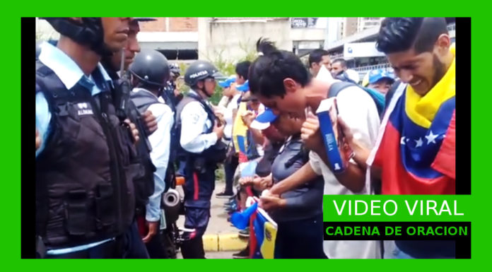 Cordón de Oración frente a policias estremece en las redes sociales.- Venezuela