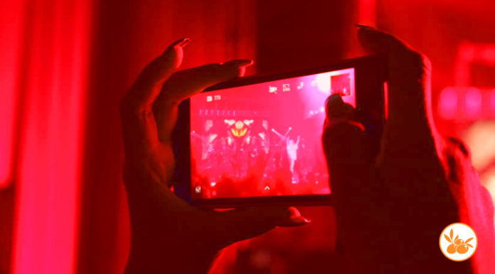 Profesor cristiano demuestra que los celulares son una señal del inicio del fin del mundo