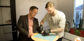 Señales Apocalipticas: Cientos de Suecos se insertan Microchips.- VIDEO