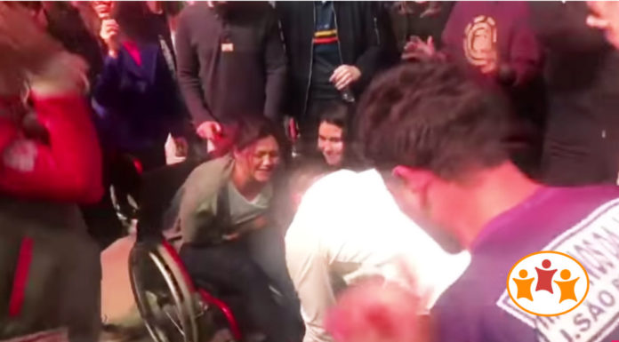 Joven en silla de ruedas vuelve a caminar tras la oración de su iglesia.- VIDEO