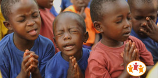 Pequeño ora y Dios multiplica sus galletas para compartir con cientos de niño.- AFRICA