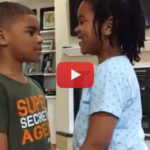 Niña le enseña a orar a su hermano ante el pánico por Coronavirus