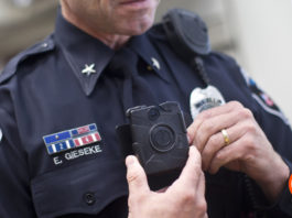 Oficial de Policía fue suspendido de su cargo por orar por los enfermos frente a Clínica