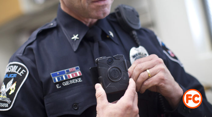 Oficial de Policía fue suspendido de su cargo por orar por los enfermos frente a Clínica